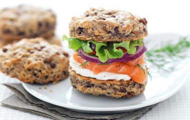 Бургер с чечевицей и семгой