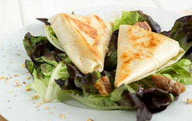 Конвертики с яблоком и козьим сыром