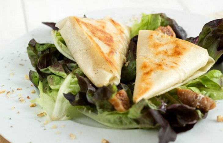 Конвертики с яблоком и козьим сыром