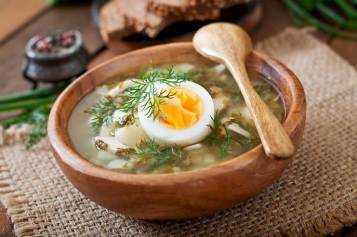 Полезный завтрак на утро: рецепт куриного супа с лапшой и яйцом