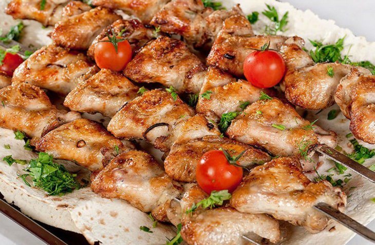 Хозяйкам на заметку: 3 быстрых способа запечь мясо к праздничному столу