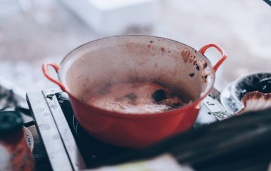 Единицы хозяек знают это: как отмыть пригоревшую кастрюлю без мороки