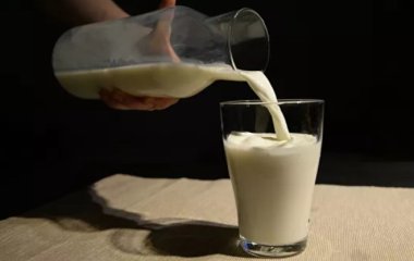 Нутриціолог пояснила, чому дорослій людині не можна пити молоко