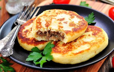 Идея сытного обеда: рецепт картопляников с телятиной