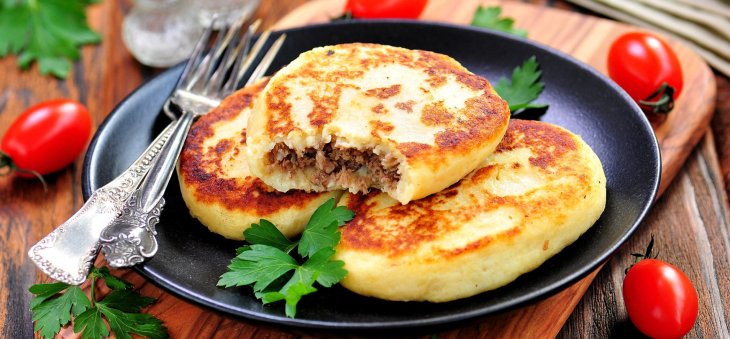 Идея сытного обеда: рецепт картопляников с телятиной