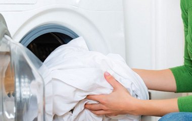 Як відбілити білі речі в домашніх умовах: що додати у пральну машину