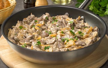 Куриные сердечки в сметане всего за 30 минут