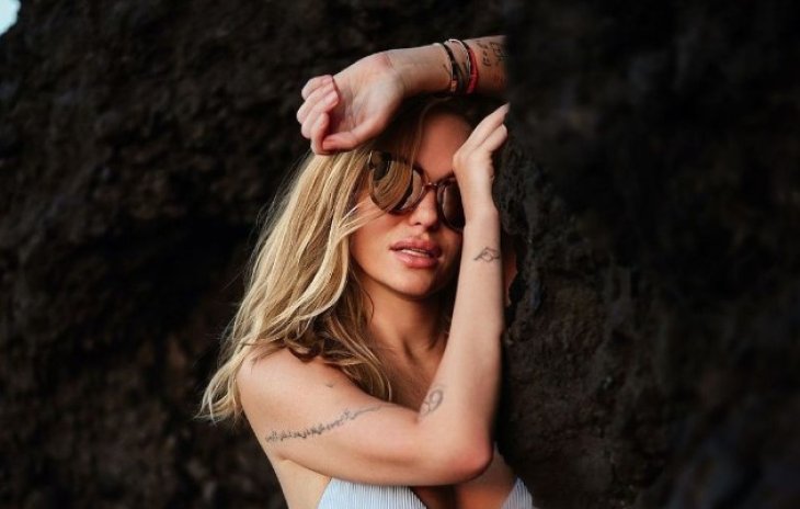 Слава Каминская в купальнике  похвасталась пышными формами