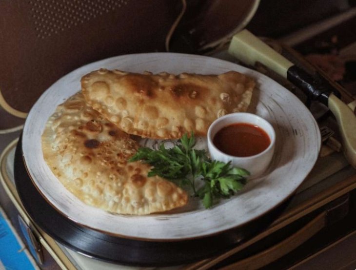 Альтернатива мясу: готовим румяные чебуреки с капустой