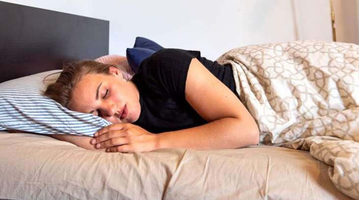 Сомнолог назвал способ облегчить засыпание в жару