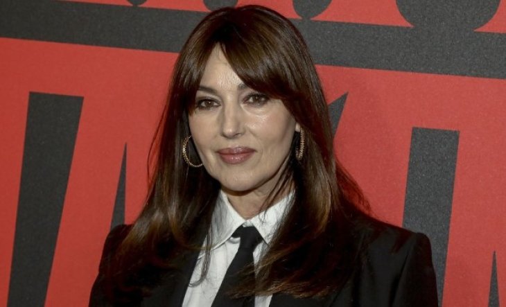 58-летняя Моника Беллуччи в одном лишь свитере посветила стройными ножками