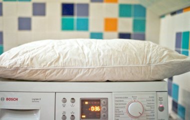 Як прати подушки: як позбутися жовтих плям та повернути білизну