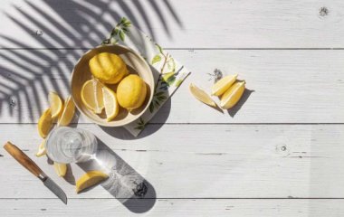 Нутрициолог рассказала, кому нельзя пить воду с лимоном