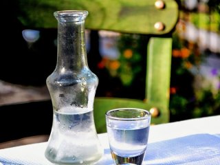 Как использовать водку в повседневной жизни: пять полезных лайфхаков