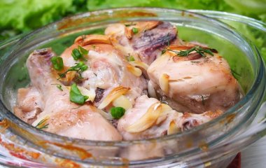 Куряче м'ясо в густому ароматному сметанному соусі з часником та цибулею