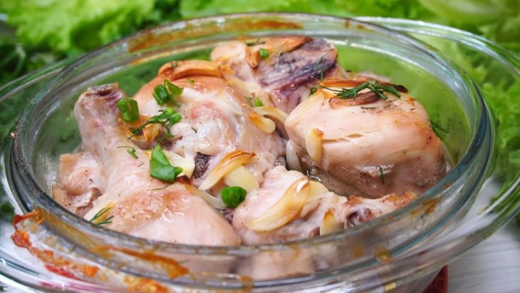 Куриное мясо в густом ароматном сметанном соусе с чесноком и луком