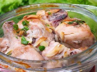 Куриное мясо в густом ароматном сметанном соусе с чесноком и луком