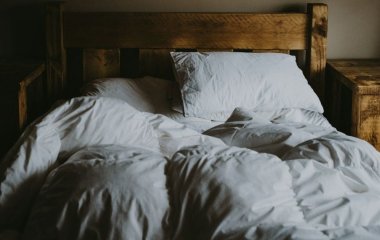 Чому не варто одразу застеляти ліжко після пробудження: застереження експертів