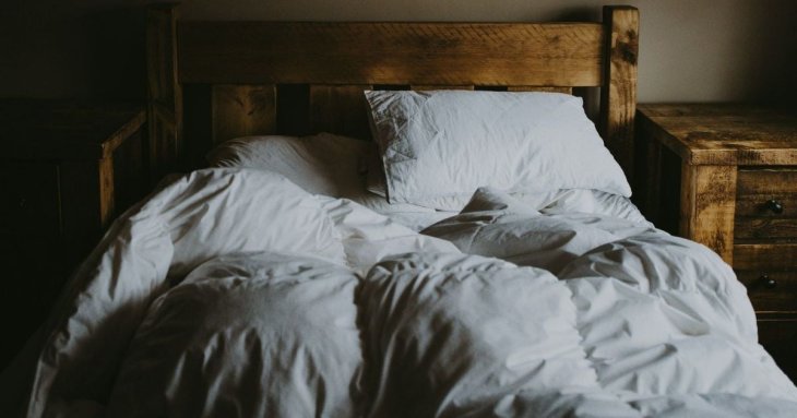 Чому не варто одразу застеляти ліжко після пробудження: застереження експертів