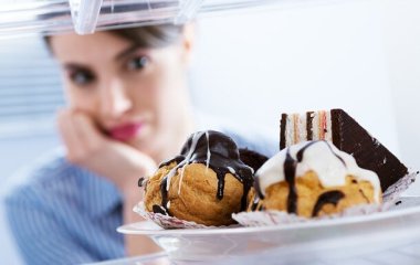 Психотерапевт перерахувала причини сильної потягу до солодкого