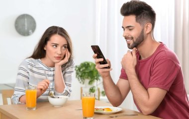 Відклади телефон! Що таке фабінг і чому він створює проблеми у відносинах