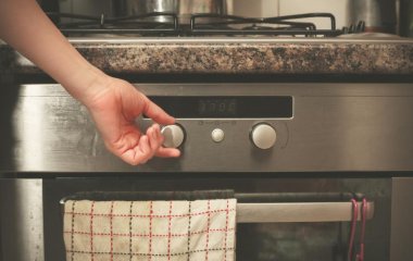 Зачем на самом деле нужен ящик под духовкой: вы об этом точно не знали