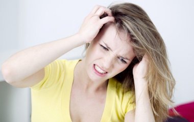Свербить голова: в чому причина свербіння і чи потрібно звертатися до лікаря