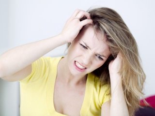 Свербить голова: в чому причина свербіння і чи потрібно звертатися до лікаря