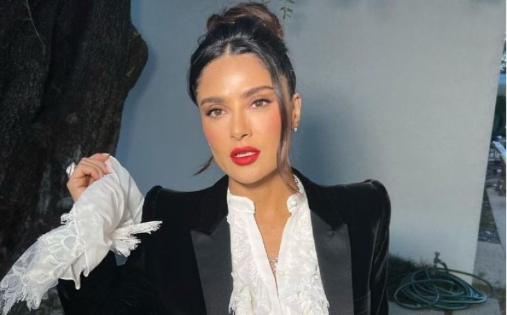 56-летняя Сальма Хайек полностью обнажилась и показала, как ухаживает за кожей