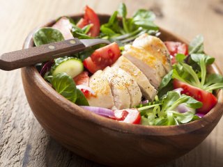 Вкусное и легкое блюдо: рецепт салата с курицей и овощами-гриль