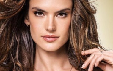 Алессандра Амбросио похвасталась обнаженными ягодицами: фото 