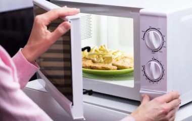 Лікар назвала продукти, які небезпечно гріти у мікрохвильовій печі