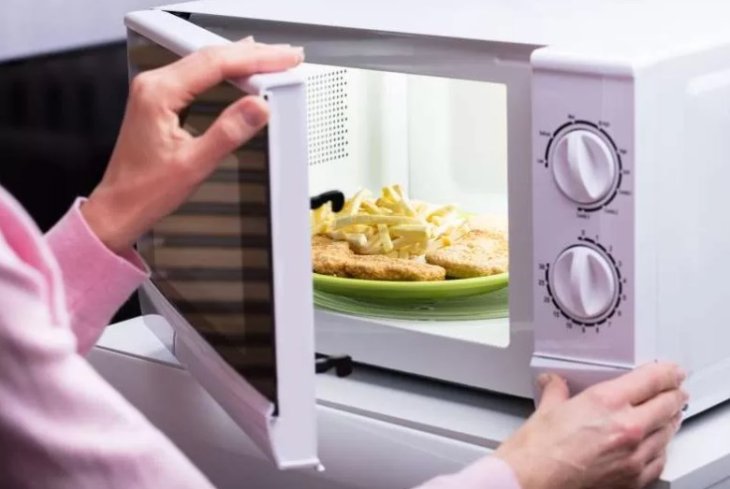 Врач назвала продукты, которые опасно греть в микроволновке