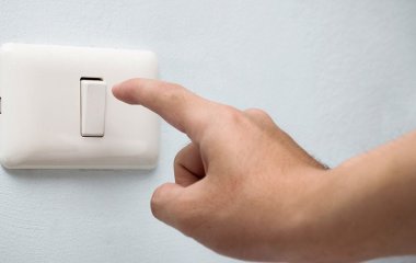 Світло вмикають чи включають: як насправді правильно говорити й писати