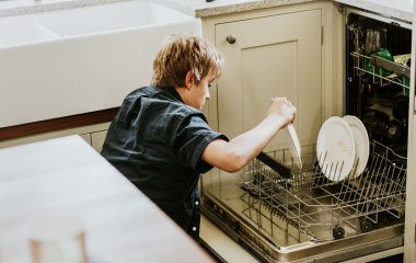 Як ефективно почистити посудомийну машину