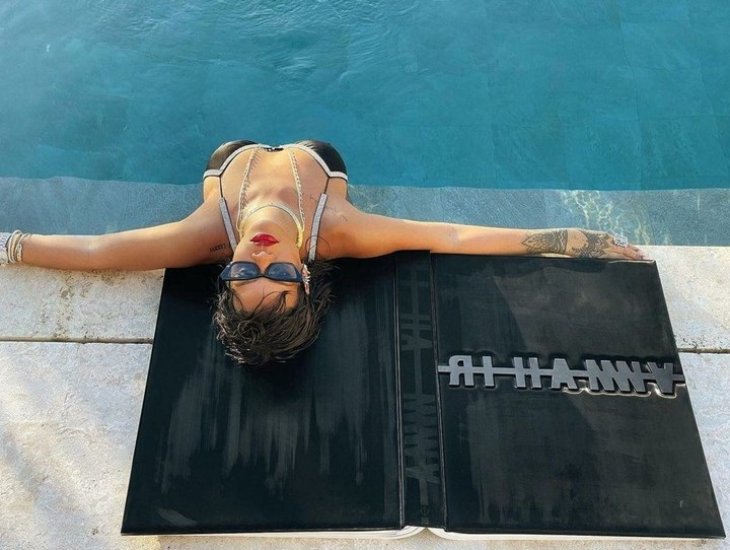 «Безумно горячая»: Рианна показала прелести на фото в красивом белье