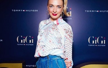 Василиса Фролова показала фигуру в полосатом купальнике