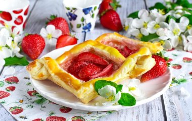 Хрустящие слойки с ароматной клубникой: пошаговый рецепт десерта
