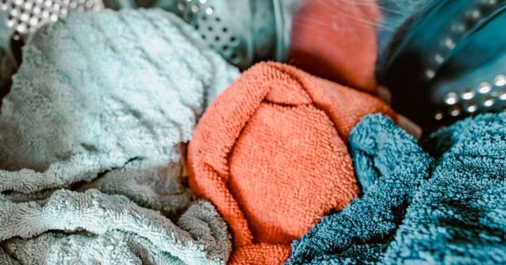 Чому рушники стають жорсткими після прання: головні помилки догляду