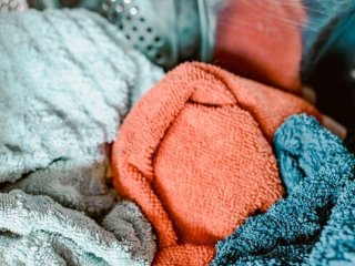 Чому рушники стають жорсткими після прання: головні помилки догляду