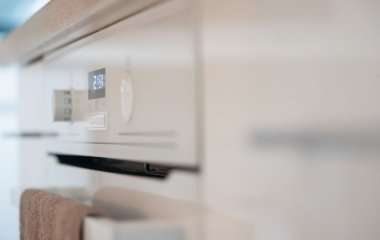 Ось чому не можна вішати кухонні рушники на дверцята духовки: не варто робити цих помилок