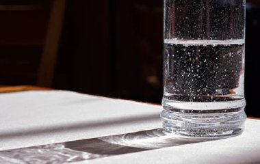 Лікарка розповіла, кому не можна пити мінеральну воду