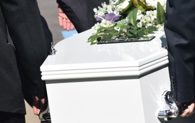 Сім'я відкрила на похороні труну і була нажахана знахідкою: що вона побачила