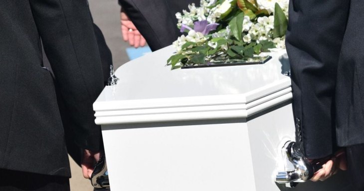 Сім'я відкрила на похороні труну і була нажахана знахідкою: що вона побачила