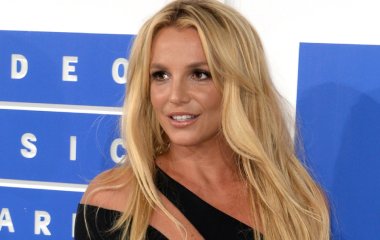 Бритни Спирс с большими ножами в руках напугала странными танцами в топе