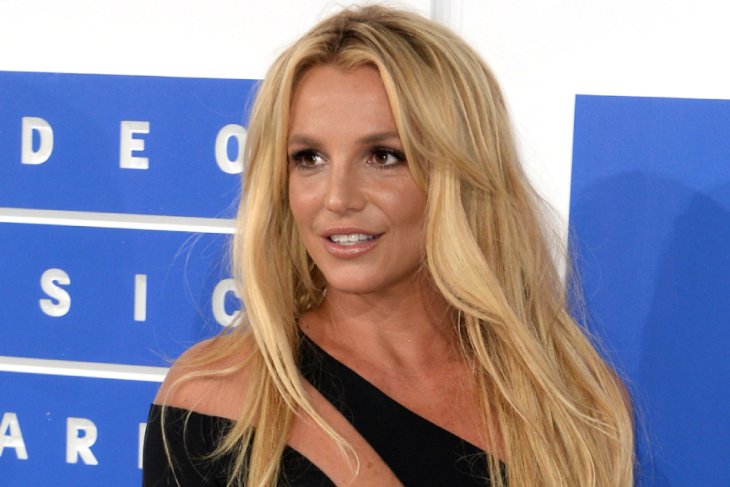 Бритни Спирс с большими ножами в руках напугала странными танцами в топе