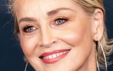 65-летняя Шерон Стоун снялась в коралловом купальнике