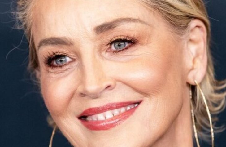 65-летняя Шерон Стоун снялась в коралловом купальнике