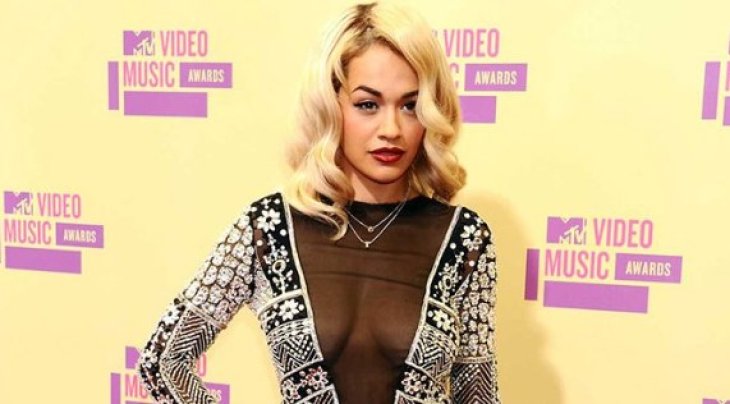 Рита Ора позировала в платье-сетке на вечеринке «GQ»