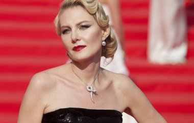 Рената Литвинова примерила монохромный костюм